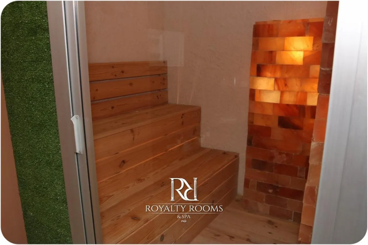 Royalty Rooms & Spa Naples 2*,