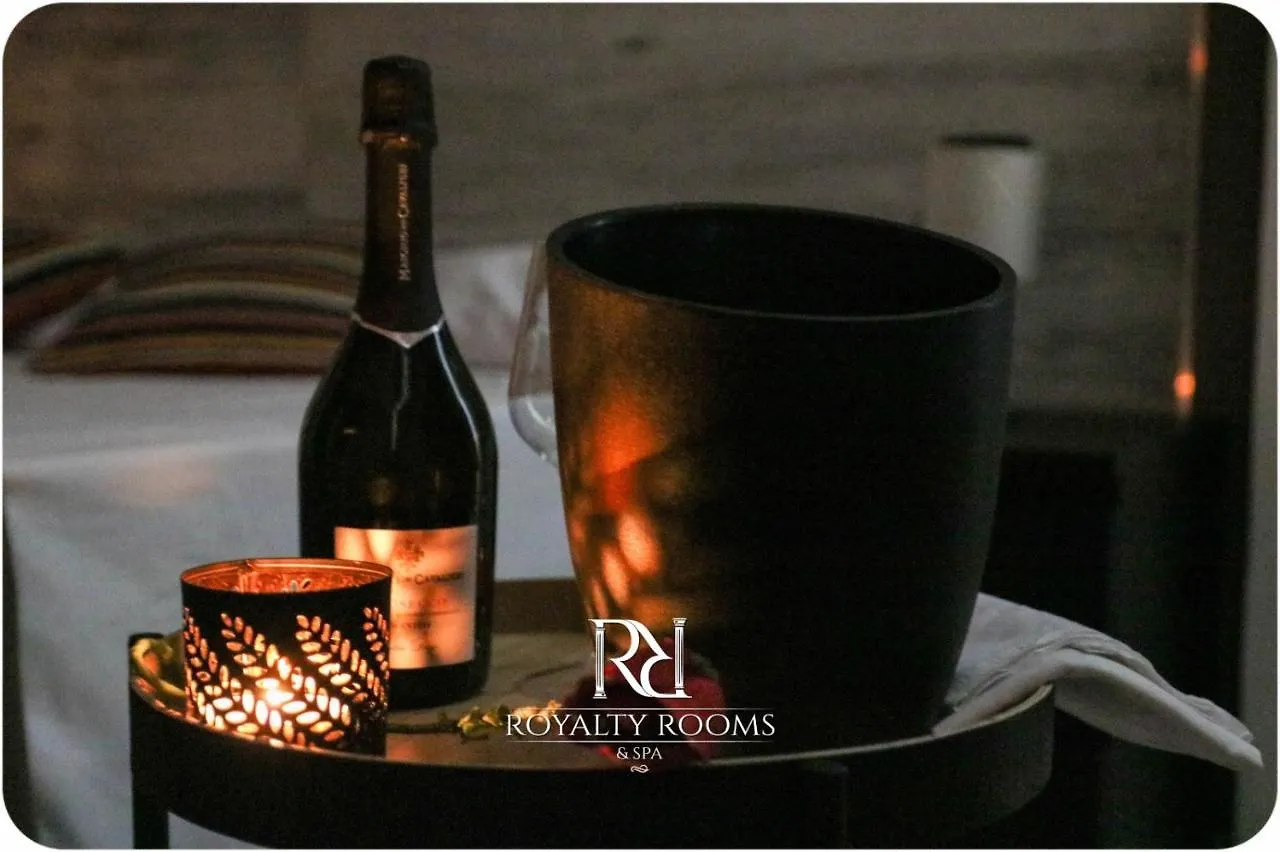 Royalty Rooms & Spa Naples Bed & Breakfast