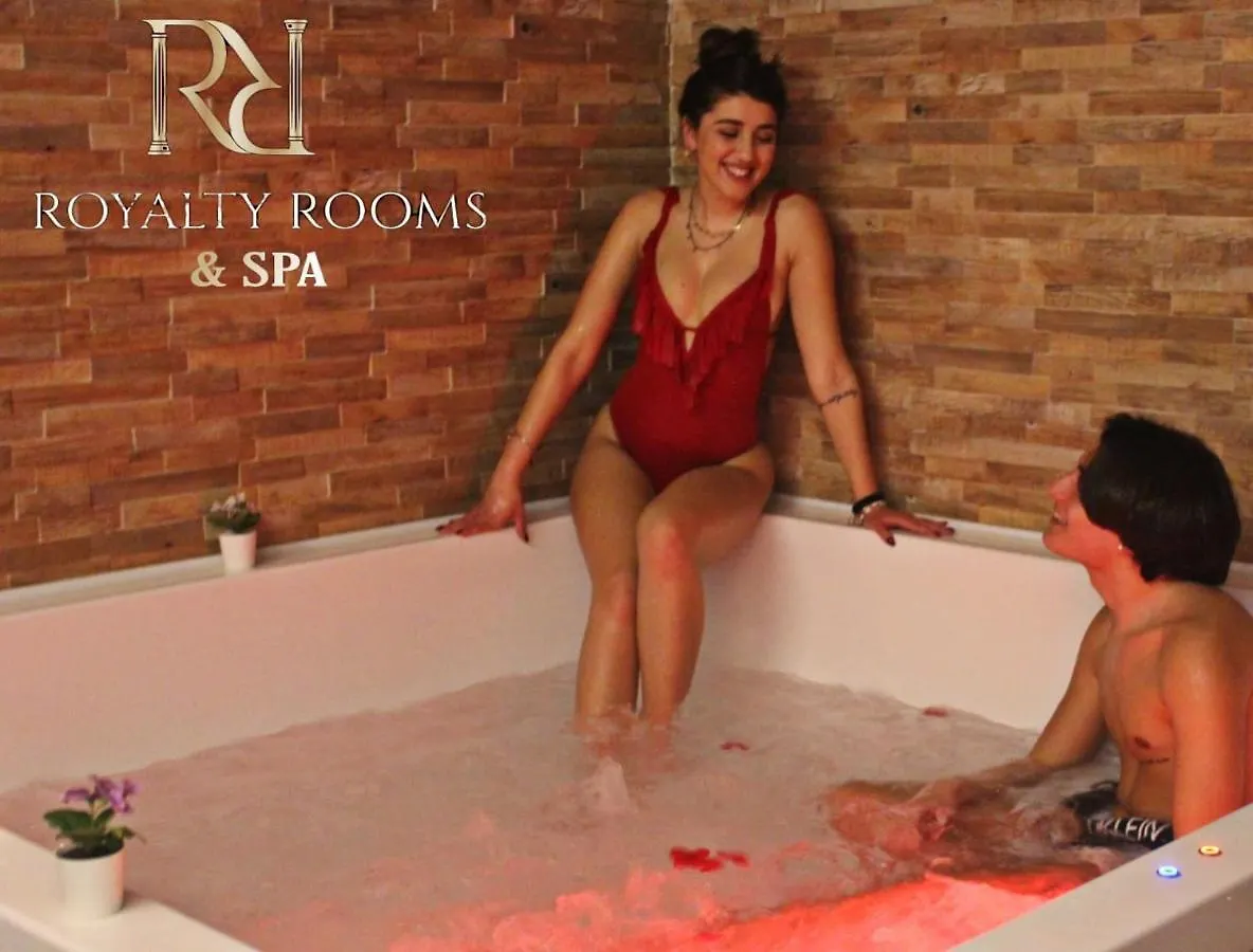 Royalty Rooms & Spa Naples 2*,