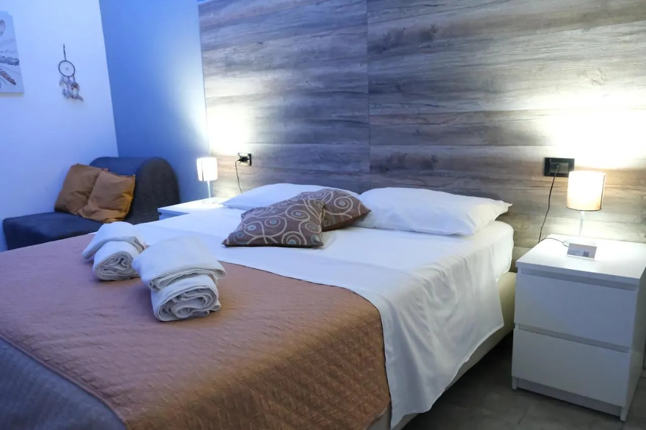 Royalty Rooms & Spa Naples 2*,