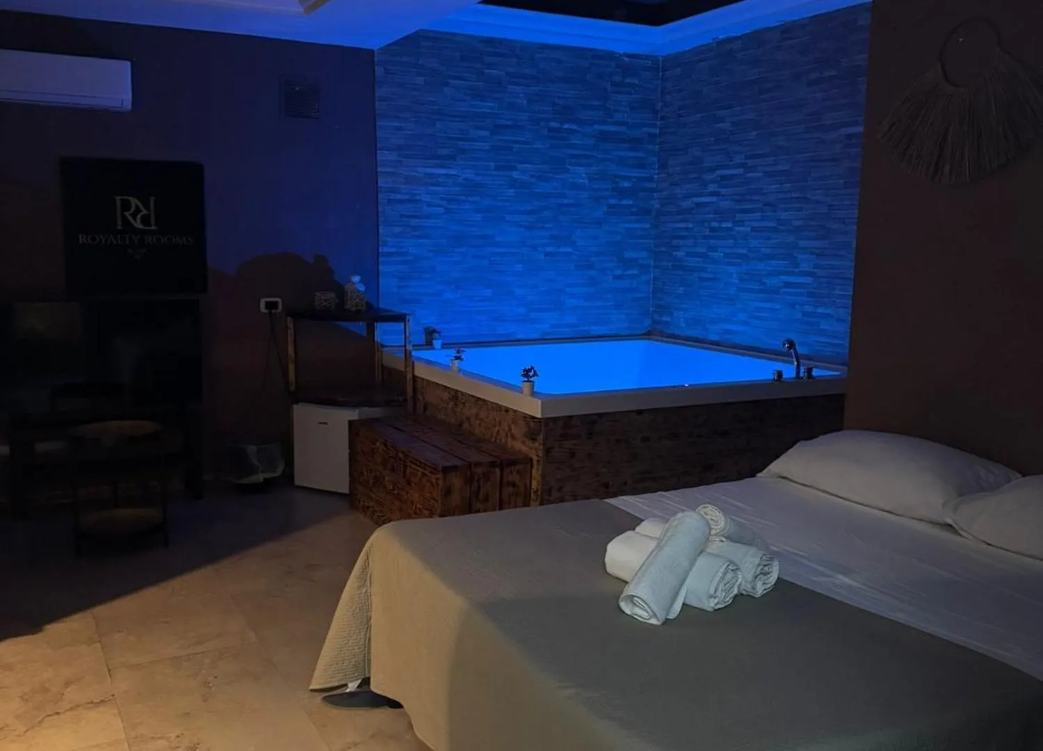 Royalty Rooms & Spa Naples